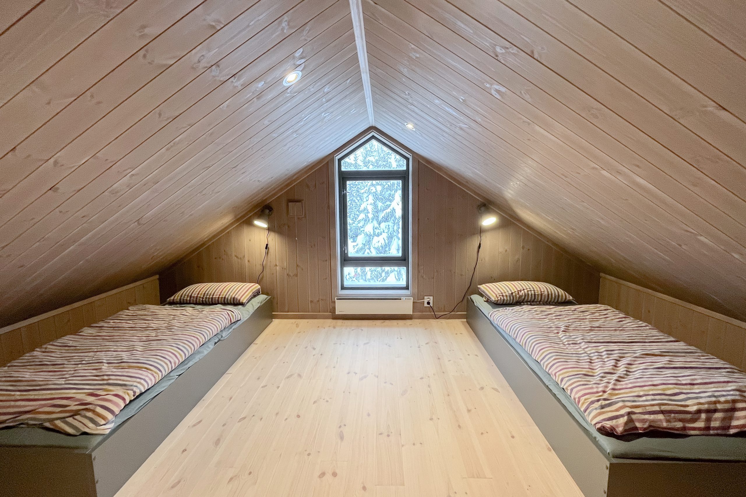 Upstairs bedroom (loft)